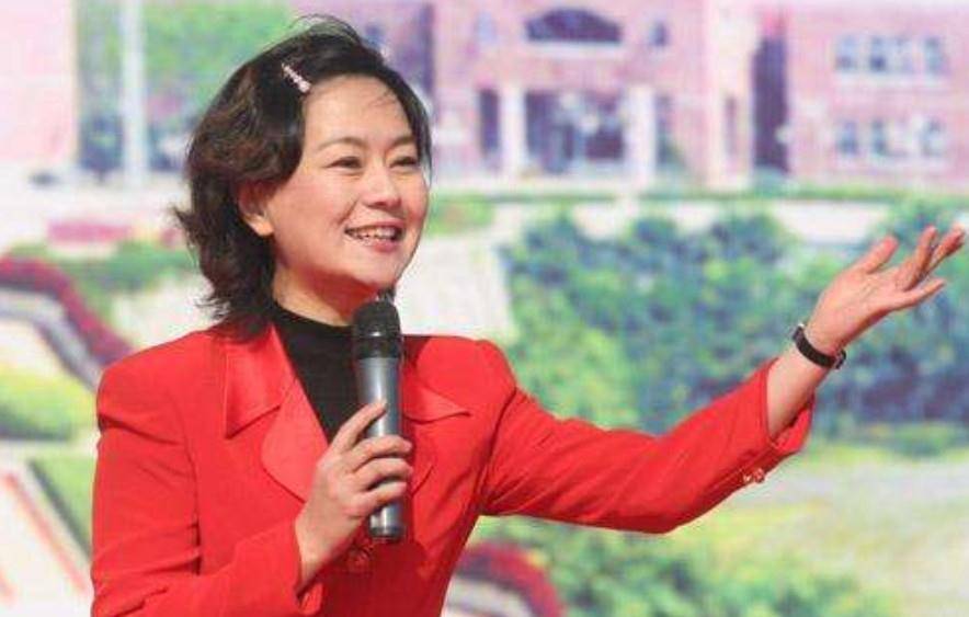 原创童颜姐姐成童颜奶奶54岁鞠萍身材走样儿子却成骄傲