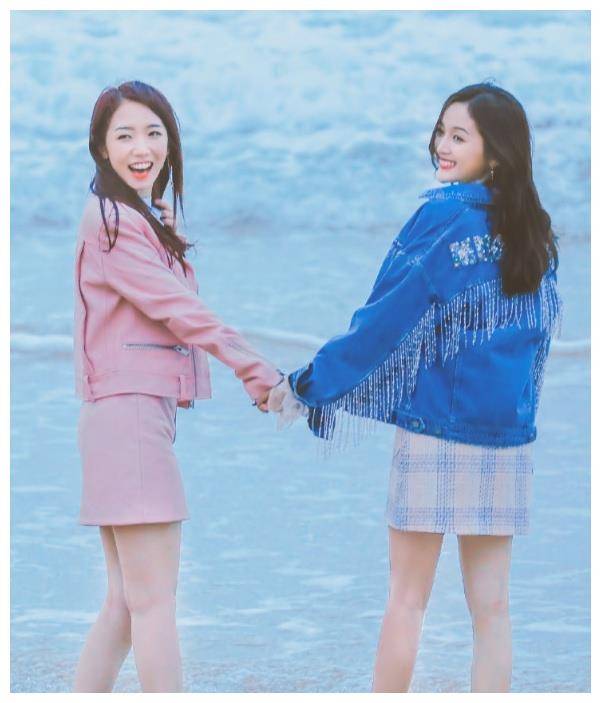 原创穿长袜和穿船袜哪个显腿长吴宣仪和孟美岐给出答案长知识了