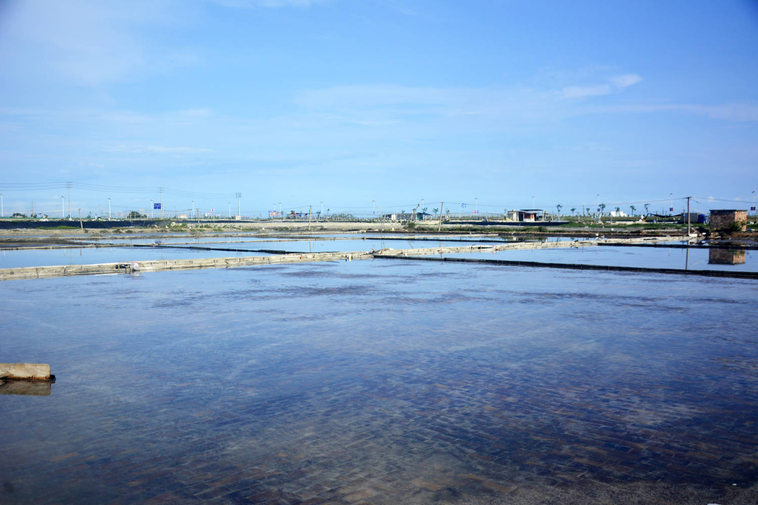 原来竹林盐场的仓库,宿舍等建筑依旧保留着,只是人去楼空,略显落魄.