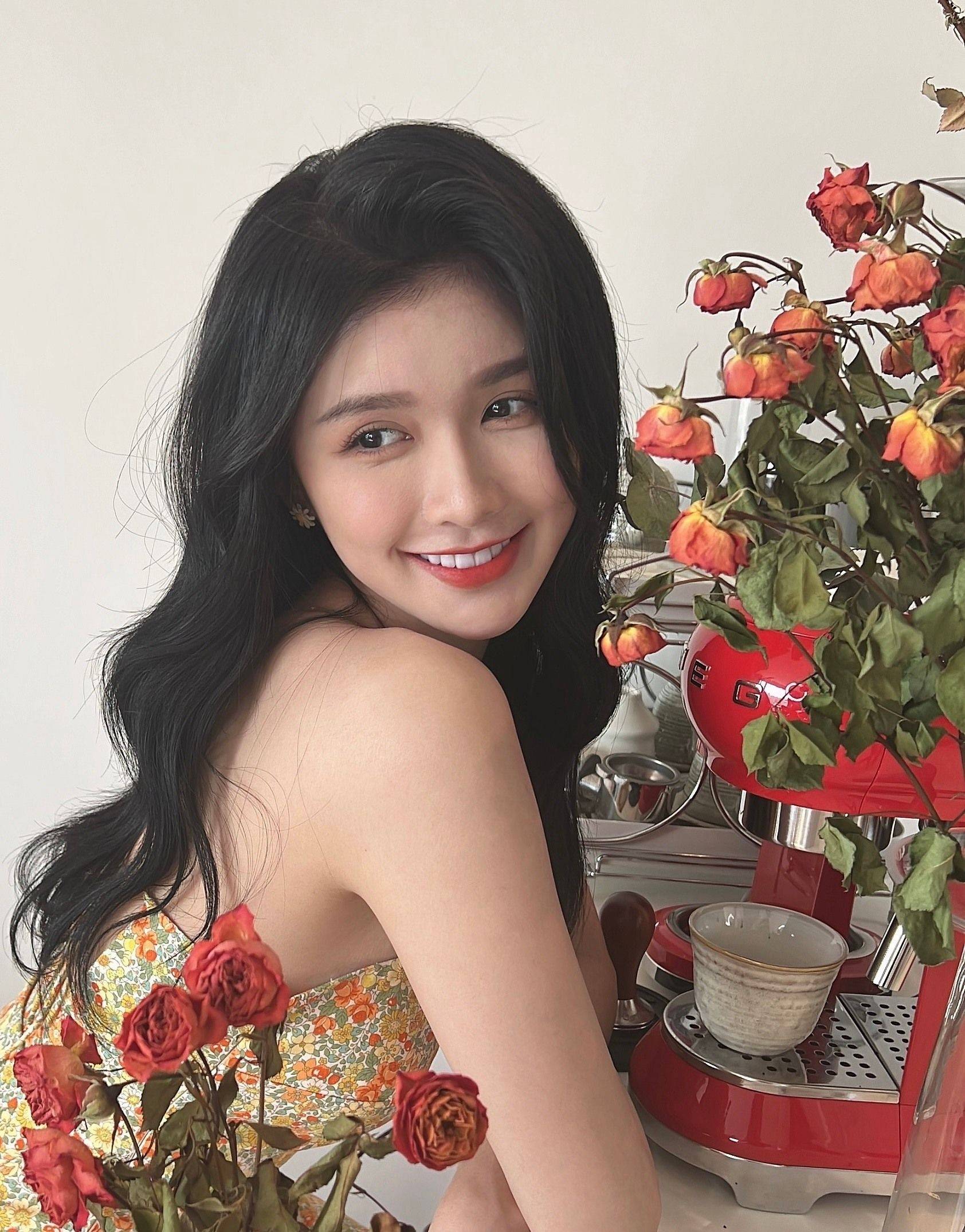 肖雨碎花吊带丰满写真