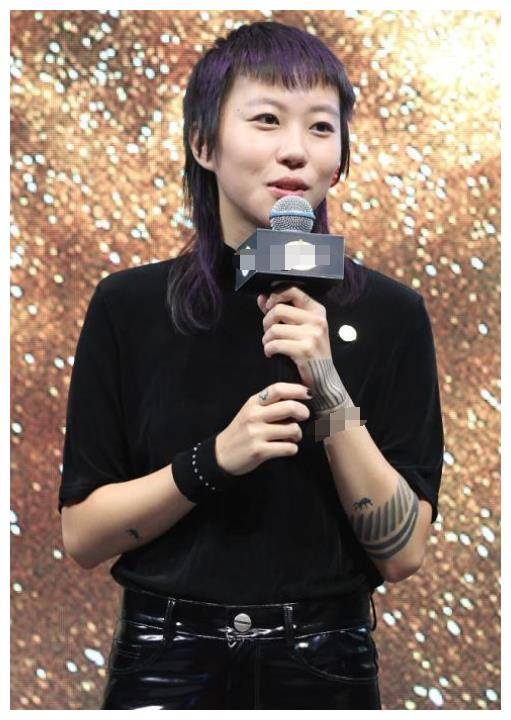 原创留起长发的窦靖童一鸣惊人精致五官太像妈配亮片妆女人味炸啦