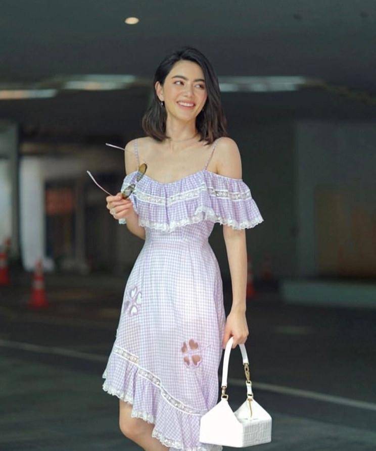 原创国外十亿女主mai终于营业红色抹身材配牛仔裤美颜暴击啊