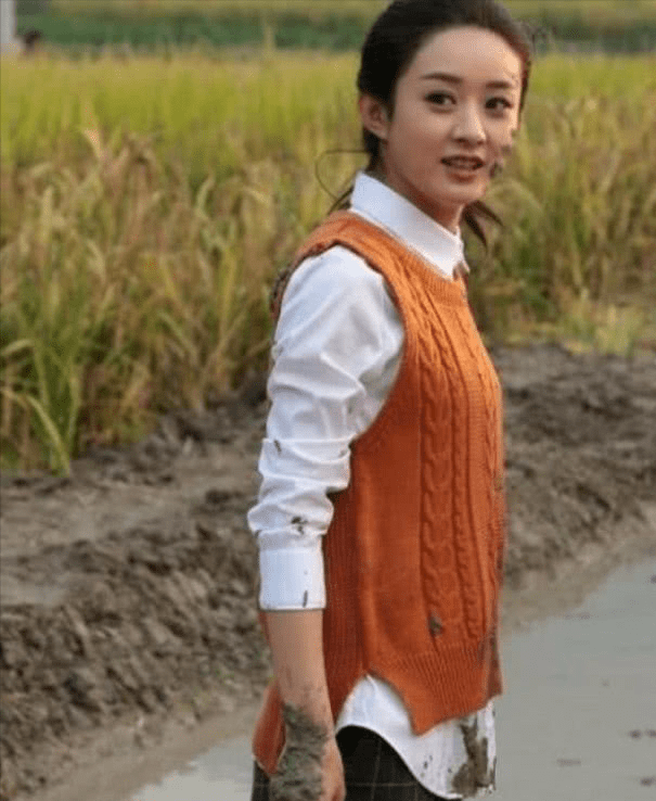 原创赵丽颖不受分手影响下地干活状态好动作娴熟接地气