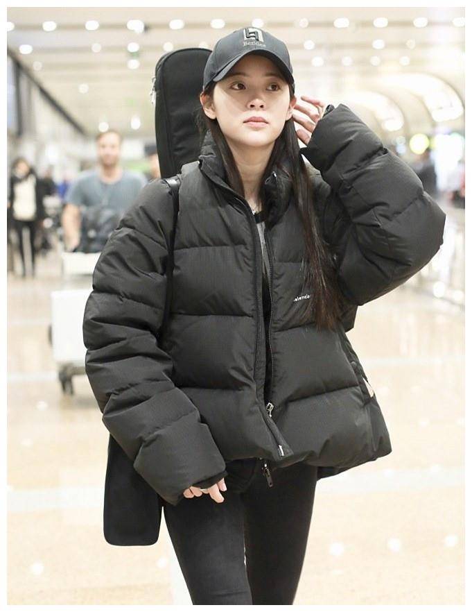 欧阳娜娜全黑look现身机场,厚重棉服也不显臃肿,衣品美出新高度_黑色