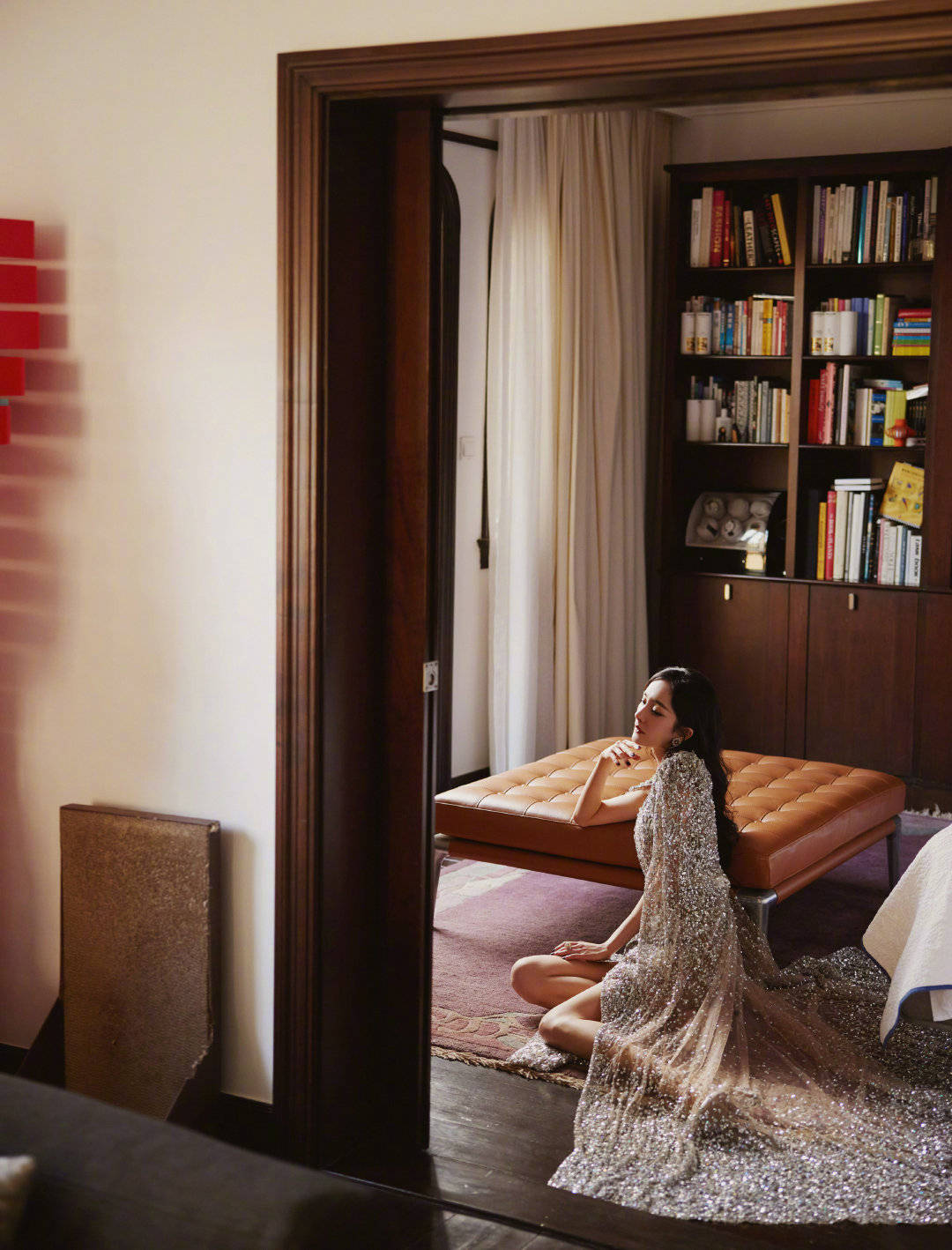 杨幂身穿一袭长裙,肩膀靠在沙发上,很慵懒.