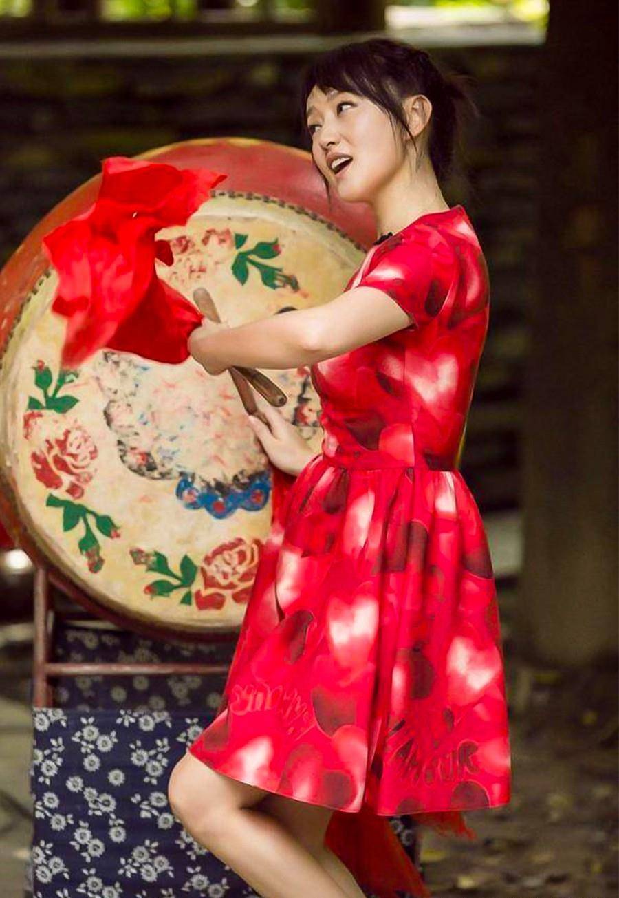 原创             杨钰莹去打鼓好时髦，一袭印花红裙俏皮大方，49岁单身也活得精彩