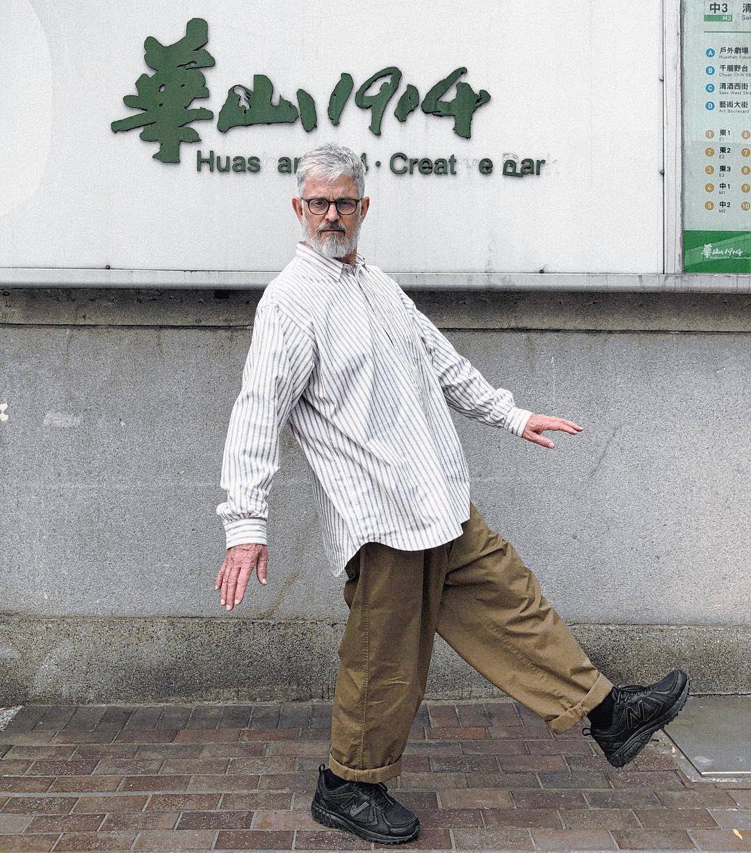 原创60岁男人别总穿爷爷装这位大叔凭潮流穿搭出圈时髦又帅气