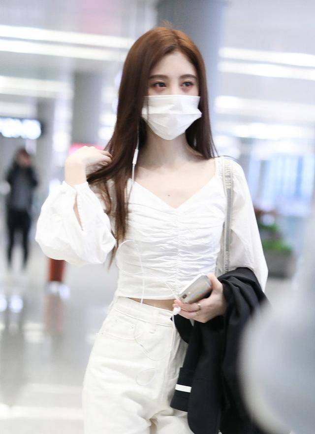 原创颜值暴击鞠婧祎穿红色背带裙搭娃娃领衬衫真是美到骨子里