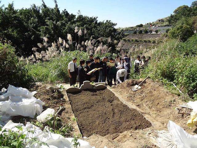 土葬又使用掉了大量的土地资源,于是国家开始大力推广火葬