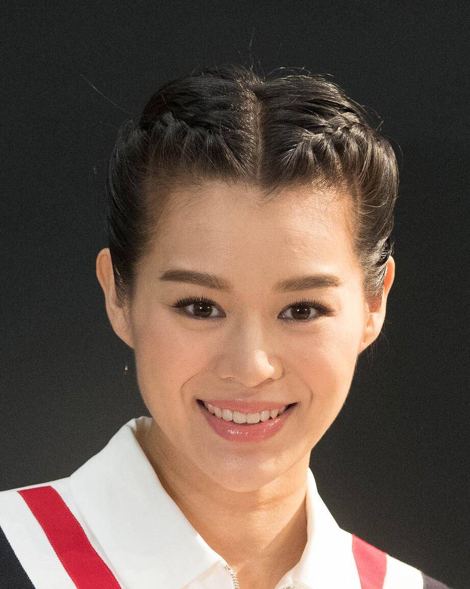 原创41岁胡杏儿和老公挽手逛街夫妻恩爱为什么她长得不美却很红