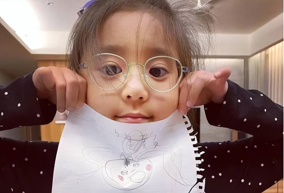 下巴像爸爸眼睛成弱视贾静雯的3个女儿似乎没有那么可爱了