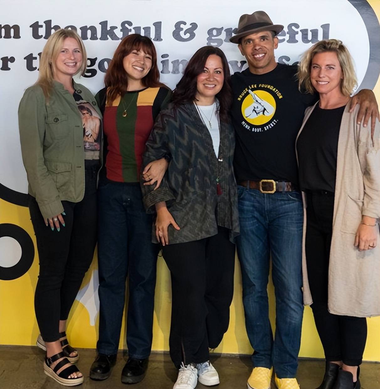 原创53岁李香凝新照一身休闲打扮身材圆润年龄越大越酷似母亲琳达