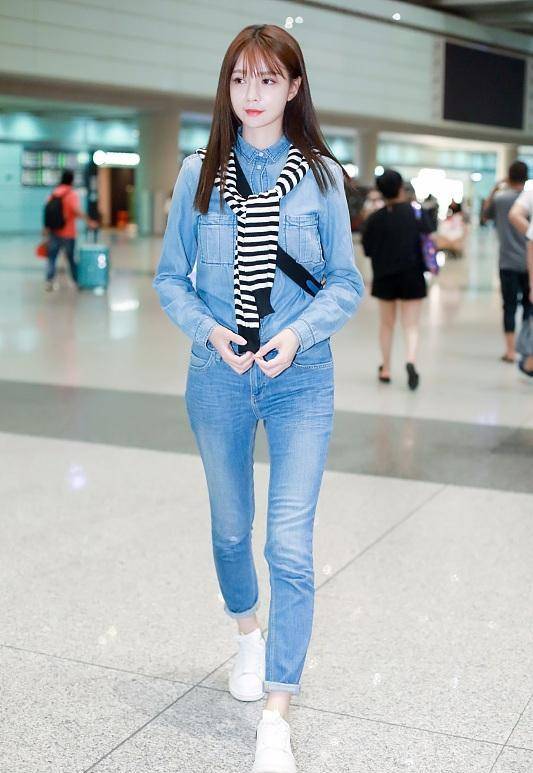 沈梦辰的身材是真的好,穿紧身的小衫看着好窈窕,哪个男人不喜欢_牛仔