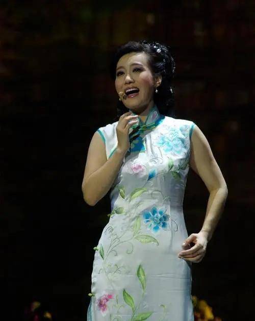 原创谭晶偶像包袱不小啊吃路边摊都要化妆一点瑕疵不表露出来