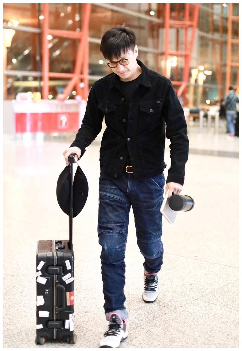 原创周一围手握保温杯走机场戴镜框装嫩一低头暴露双下巴