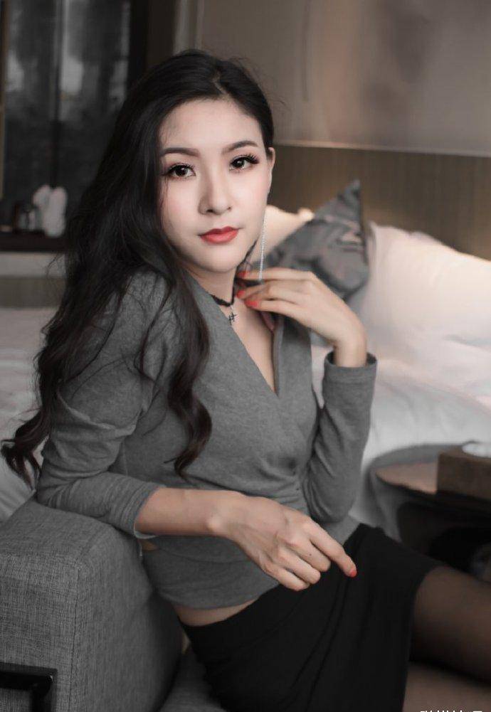 原创美女随便一穿黑灰两色而已御姐气质就出现了