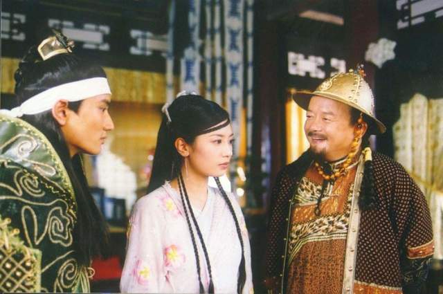 王刚扮演赵敏的父亲,元朝七王爷安图铁木尔,剧中扮相虽然很元朝,但