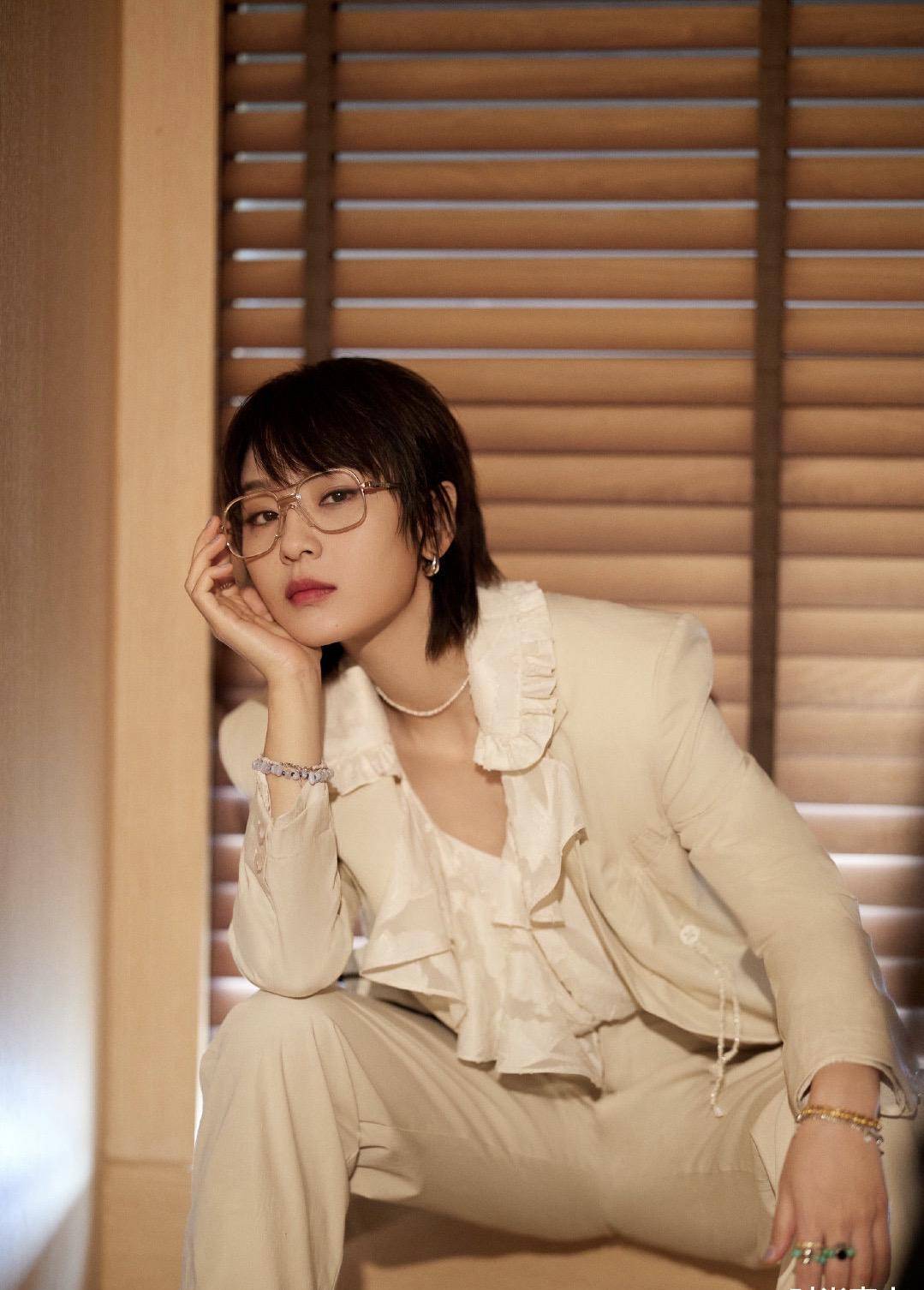 原创周笔畅美图来袭米白色西服套装搭配荷叶边衬衫金色眼镜可飒可暖