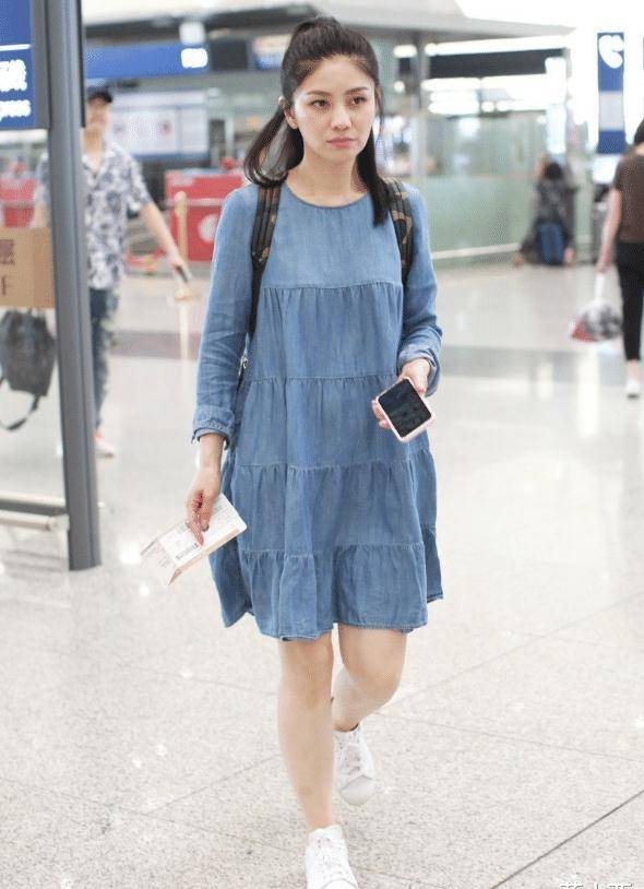 原创沙溢的老婆胡可又美了穿娃娃装牛仔裙走机场轻松美出圈