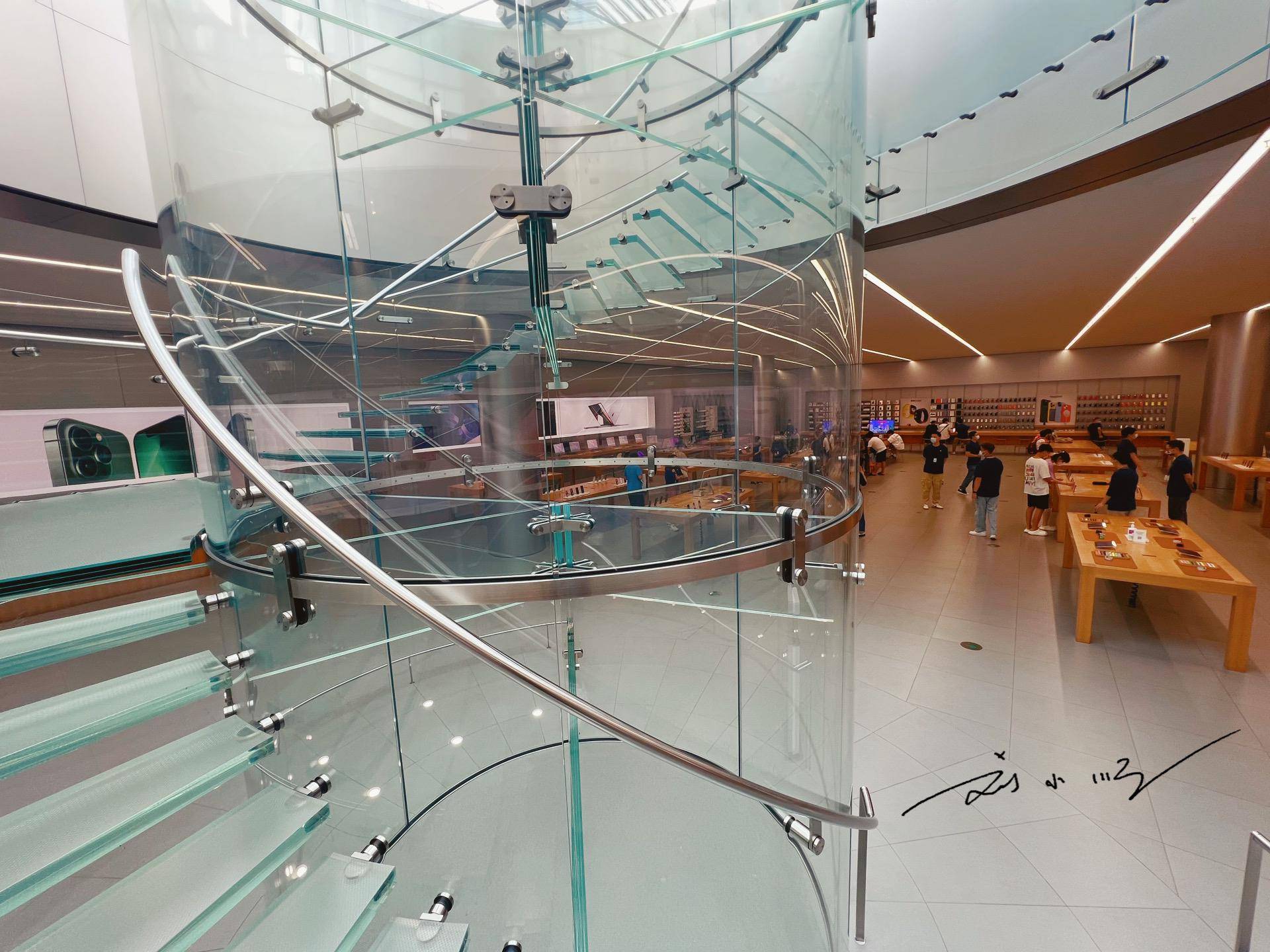 原创重庆有家网红苹果专卖店玻璃入口吸引眼球却被批评是模仿