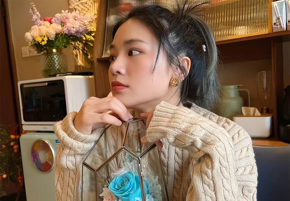 33岁黄英晒落日美照,与老公甜蜜互动,两个孩子的妈依然年轻美丽_曹帅