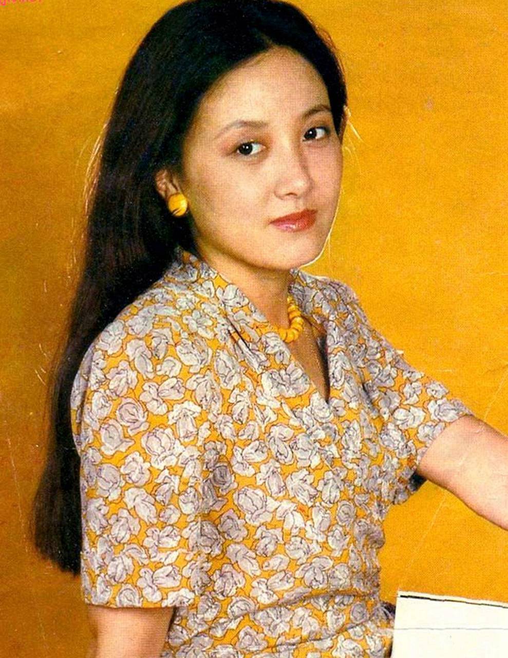 饰演农村妹曾桂花;同年,出演抗日剧《枪神传奇》,饰演女军医江燕
