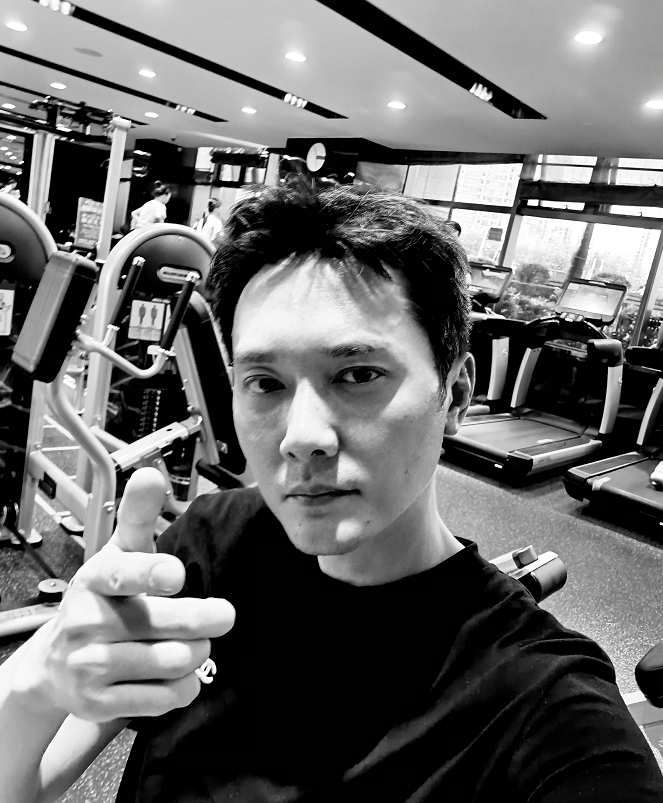 原创分手后赵丽颖瘦成纸片人冯绍峰被拍深夜聚餐与女生交谈很开心