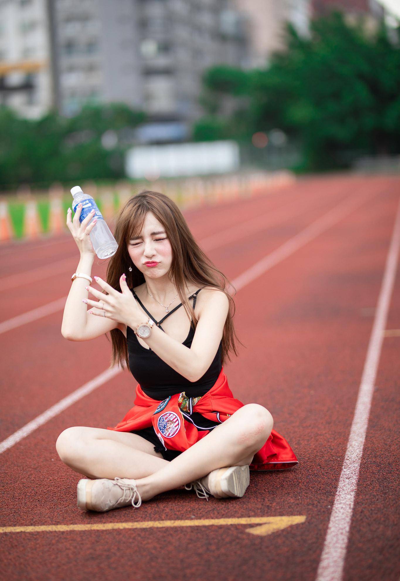 原创时尚美女时尚吊带的各式搭配清新自然时尚大方