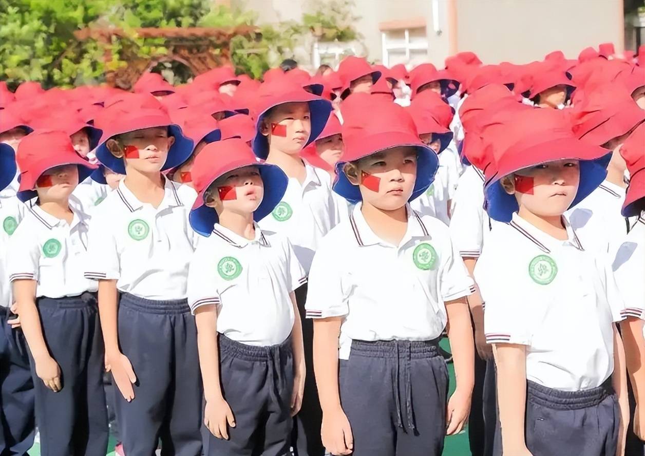 上海一小学"物价"引热议,家长果断拒签同意书,网友直呼不惯着_校服