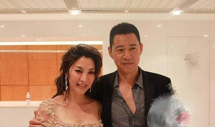 64岁张丰毅夫妻同框,开百万豪车兜风,小12岁妻子正面照曝光_霸王别姬