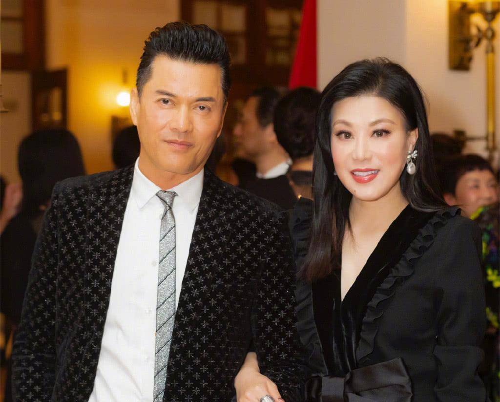 吕良伟66岁像35岁只因他做了这件事老婆有才有貌