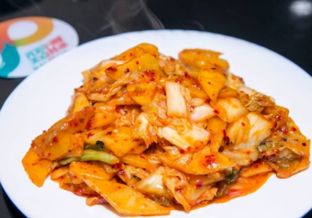 辣白菜炒土豆片2,锅烧开后加入金针菇,没有没过不要紧,一会儿金针菇变