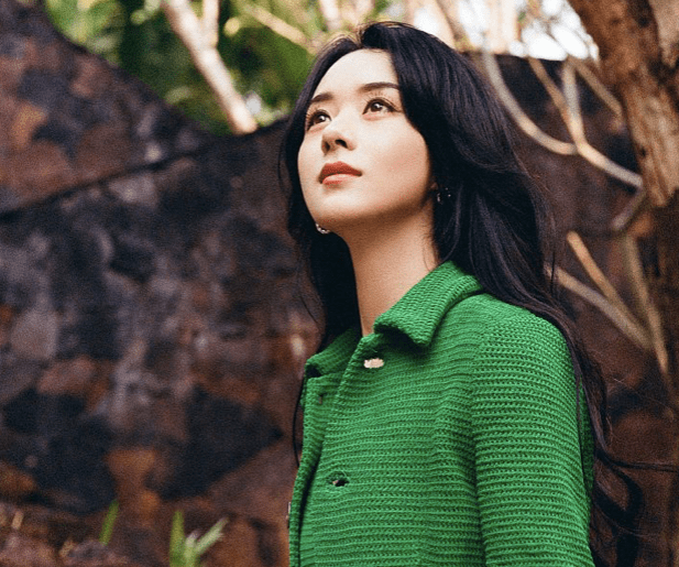 原创赵丽颖神采奕奕穿绿裙享受阳光冯绍峰前妻奔跑灵动又可爱