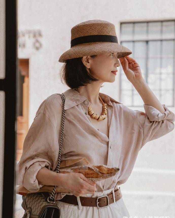 原创中年女性气质从何来通过简单又时髦的穿搭让你看起来就很气质