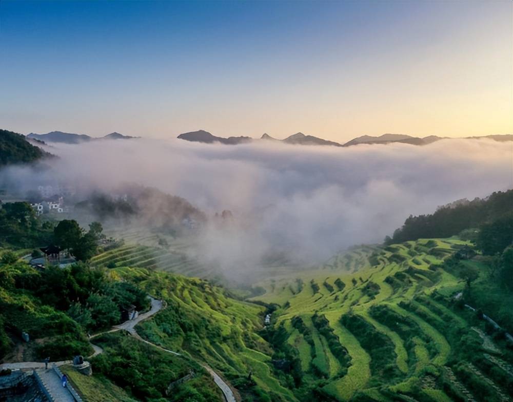 中国艾都教授县蕲春闪烁在红色大别山上