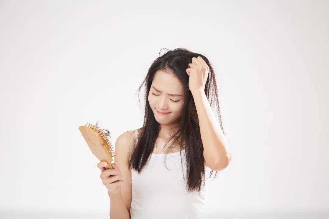 脂溢性脱发别"乱补",辨清病因再治疗_头发_头皮_脱育发