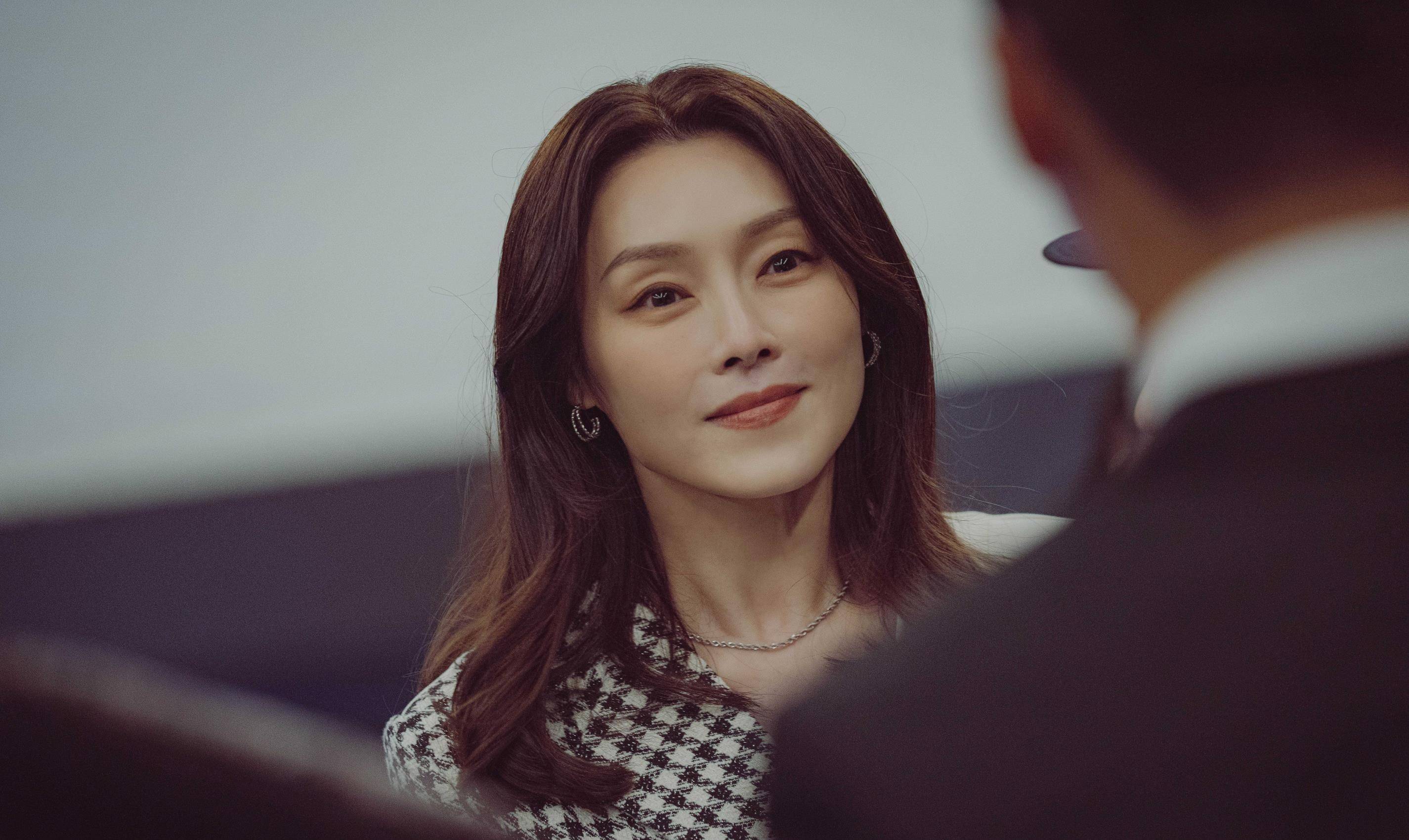 车智妍饰演的角色是上流阶层的婚姻情报公司代表「崔友善」,对她来说