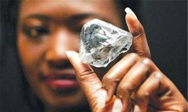 原创             26年前山东农妇地里捡到罕见钻石，27万卖出后被收归国有，为何
