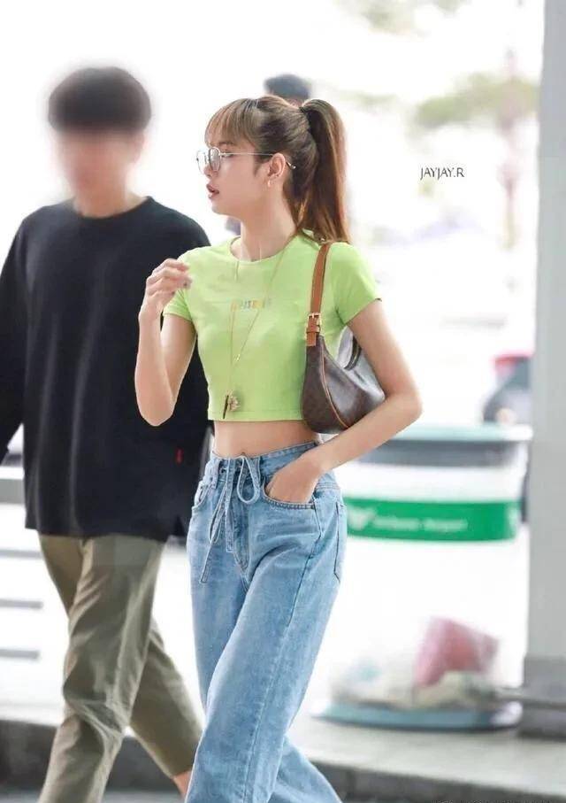 look:牛油果绿短t77宽松牛仔裤lisa 平时的穿搭都是以时尚的休闲