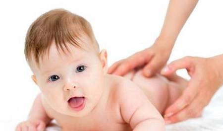 满百日宝宝会解锁五个关键动作，若还没有，可能是发育迟缓