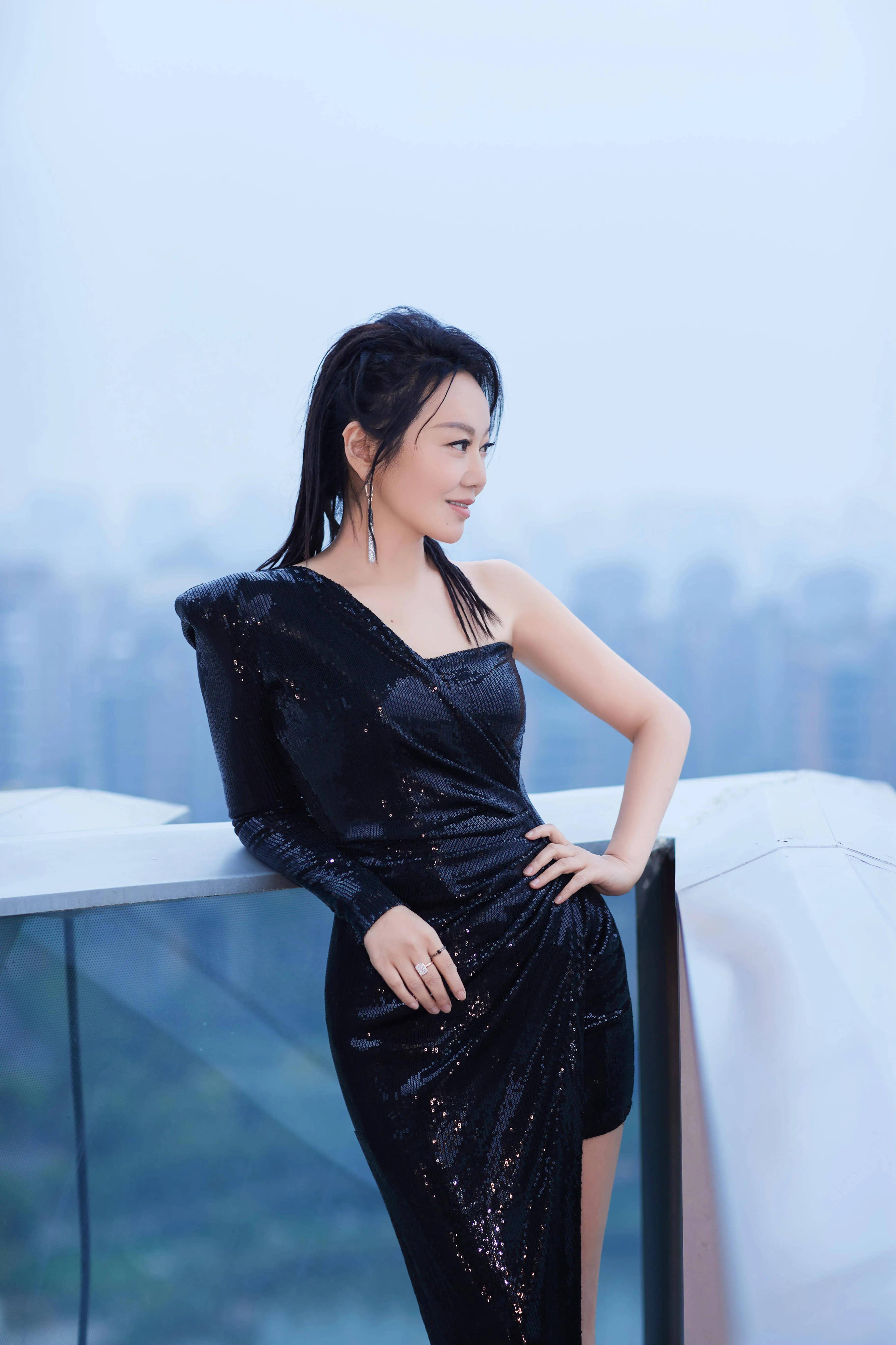 原创演员闫妮分手后爆红公婆主动帮带孩子