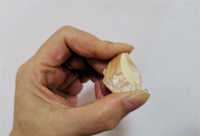 大蒜剥皮的小妙招教你四种方法这样轻松剥蒜皮又快又省事