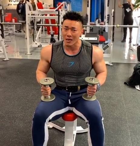 自从跟着鹿神练完腿,席鑫终于在喷子面前"站"了起来!_健身_训练_网络