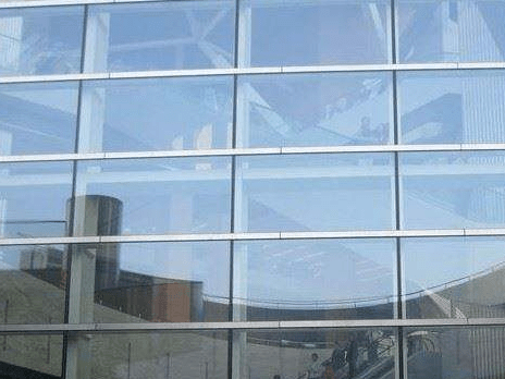 横隐竖明玻璃幕墙半隐框玻璃幕墙:根据横梁,立柱隐现的不同分为横明竖