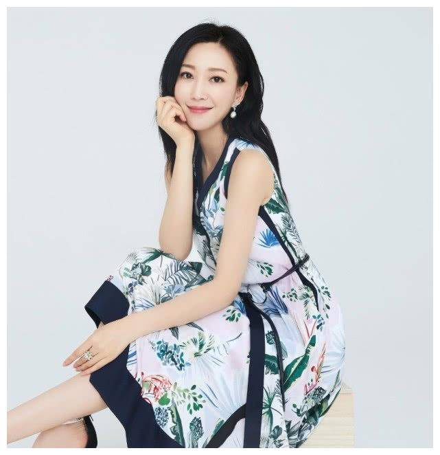 原创小欢喜里乔卫东的未婚妻戏外穿上改良旗袍美成女神了