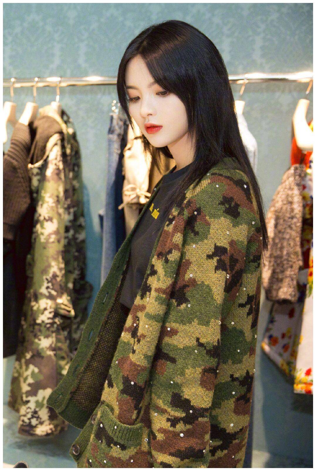 杨超越21岁不走可爱风,4套造型颠覆清纯变酷girl,霸气十足!
