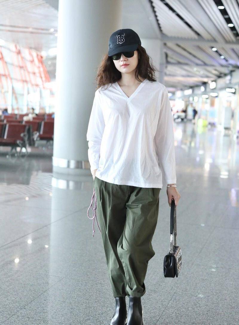 原创宋佳把休闲装精髓穿出来了白上衣配军绿色工装裤又美又飒