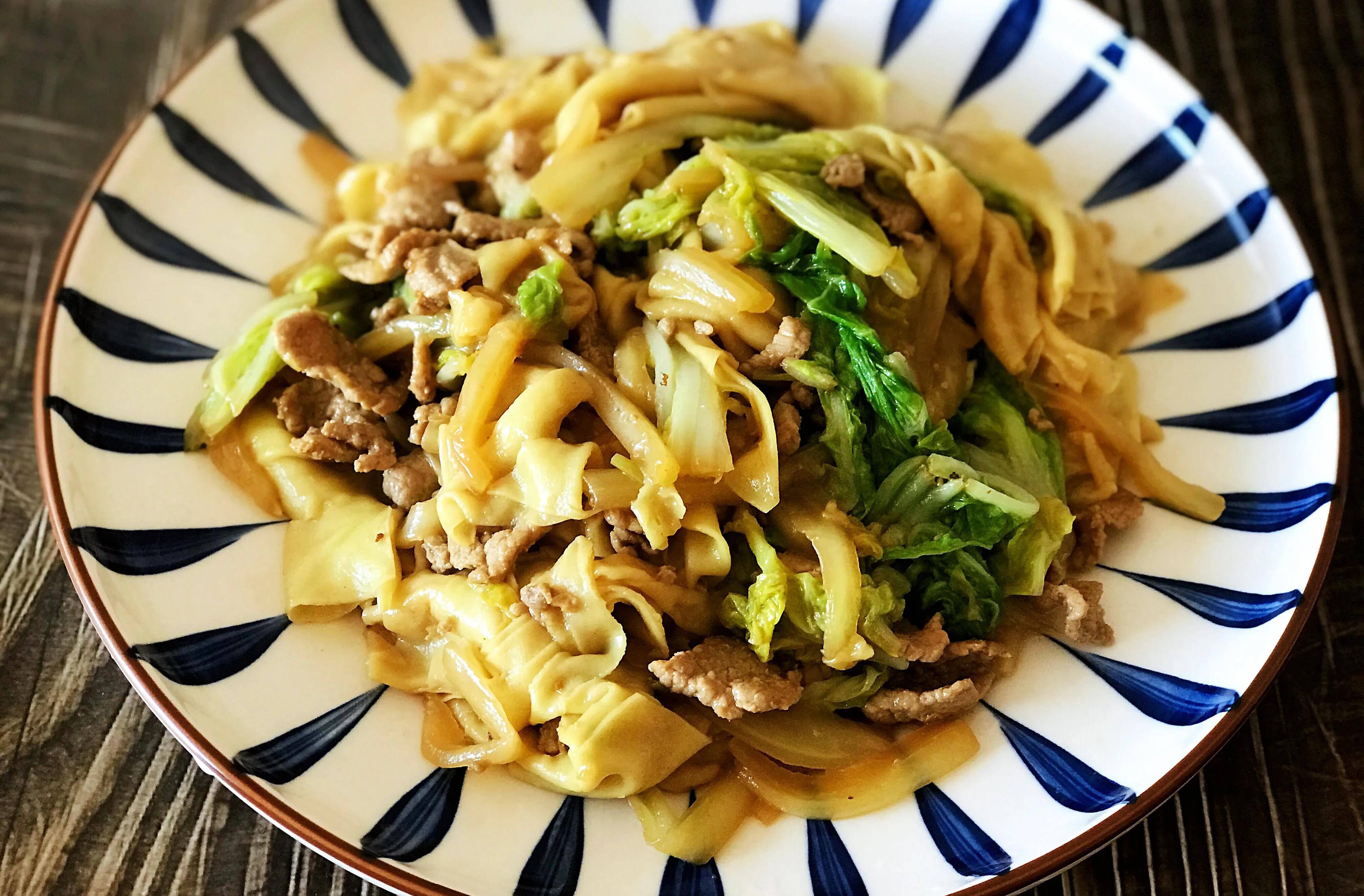 白菜炒大饹馇,是具有地方特色的一道家常菜,从小吃到大没吃够_小勺