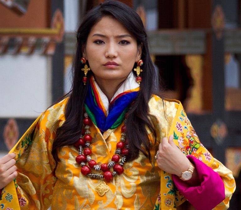 不丹佩玛王后的耳环都好漂亮颇具传统意味且样式精美很耐看