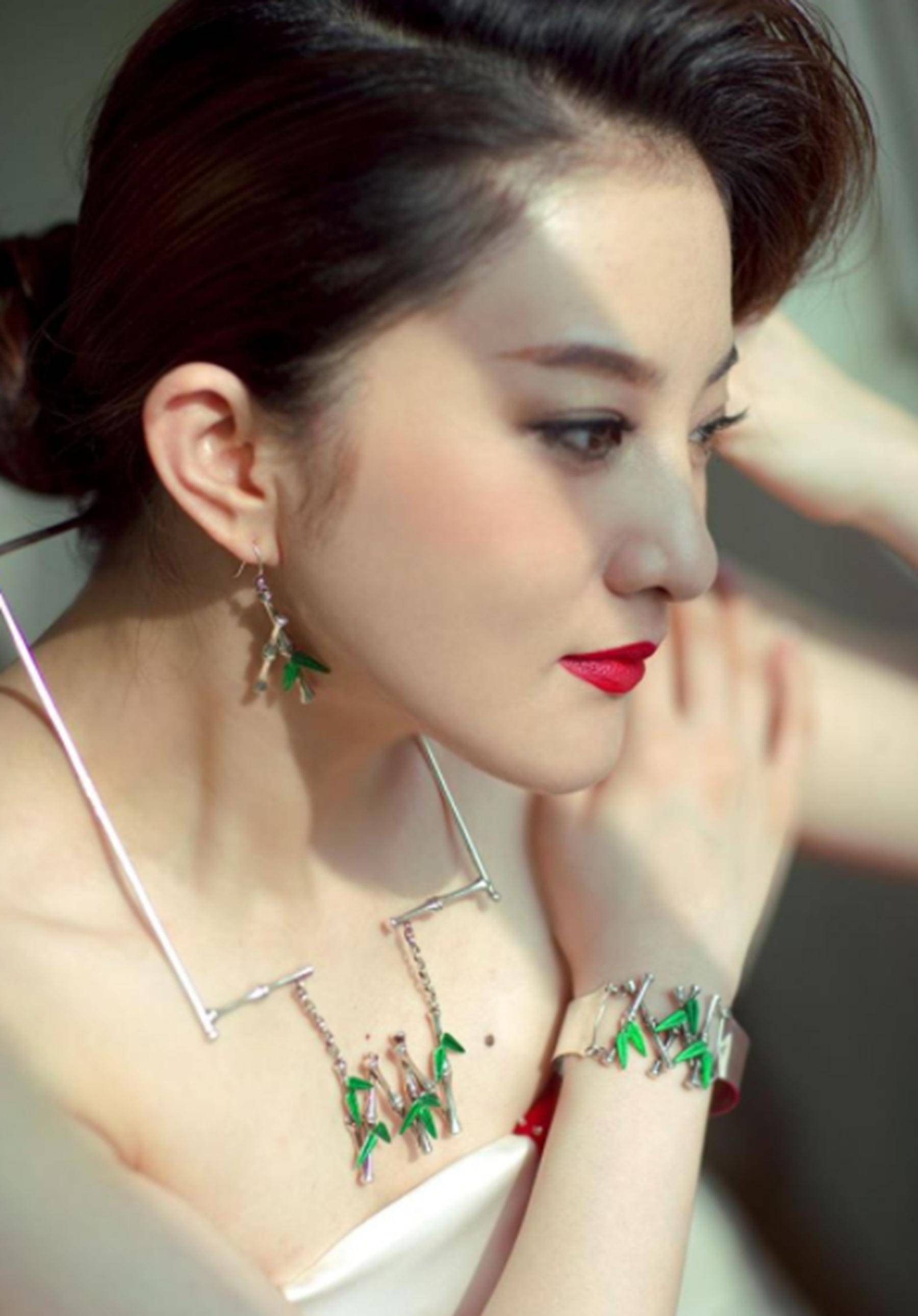 金铭:曾是最红琼瑶童星,撒贝宁曾发誓要娶她,今40岁依然单身